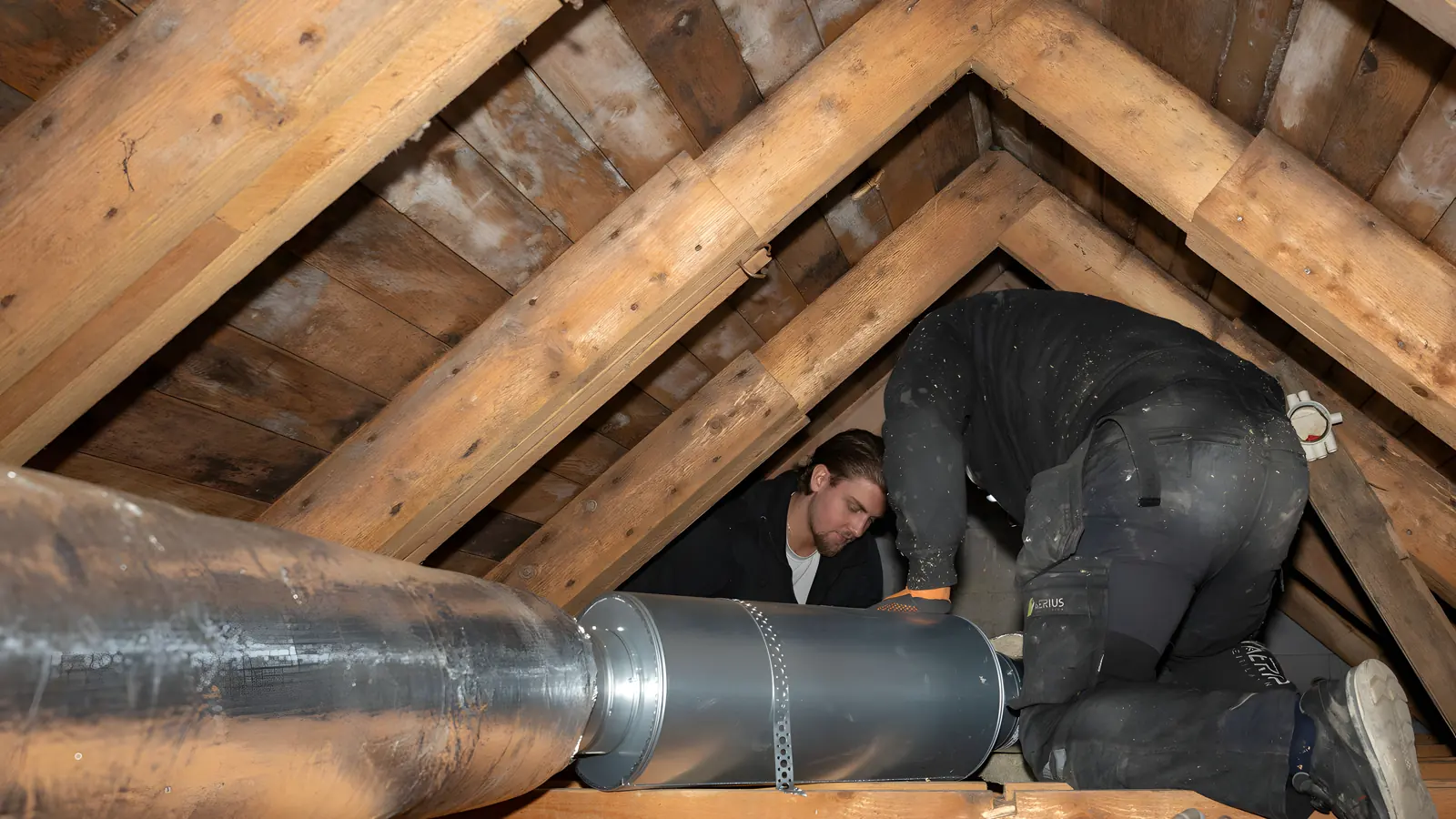 Ventilationstekniker som förbereder rengöring av ett ventilationssystem